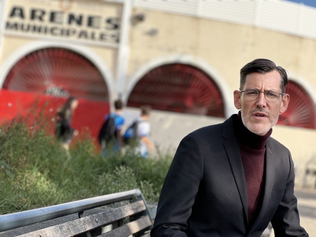 Richard Chauvet devant les arènes de Pérols